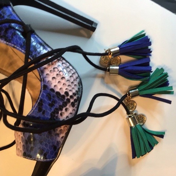 Brand new.Never worn tie up ankle snake pattern sandals gold, black,blue, green - Picture 9 of 9